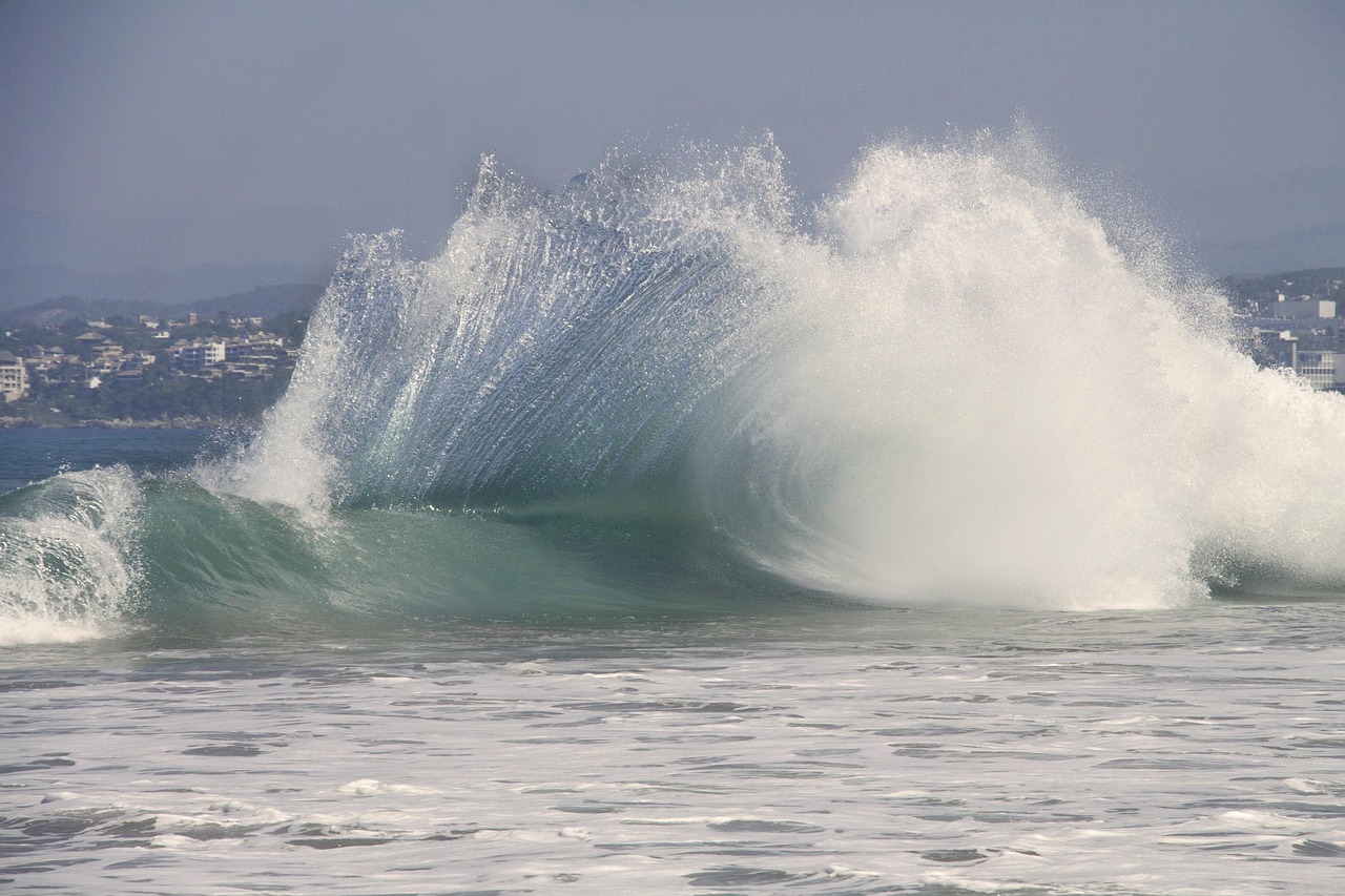 Waves, breaking, sea — Beyond the Surface: The Transformative Power of Immersion in Learning and Experience - Hind Louali Fre